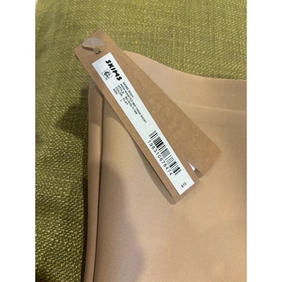 SKIMS BODY HIGH-WAISTED MID THIGH SHORT | LARGE - Picture 4 of 4